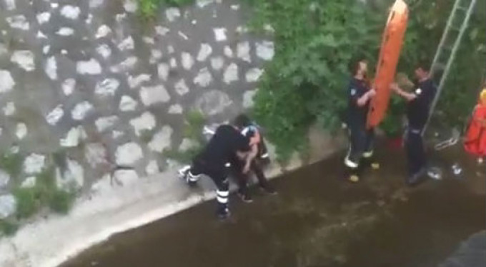 Bursa'da bir genç dereye düştü!