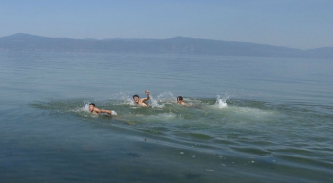 Bursa'da gençler kendilerini suya attı!