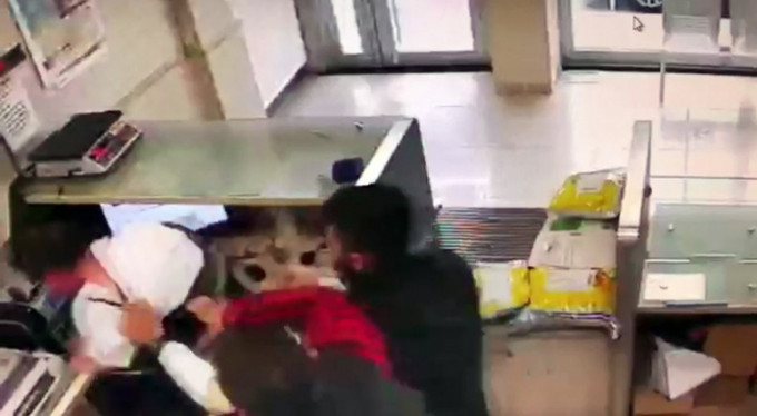 PTT çalışanına tekme tokat dayak!