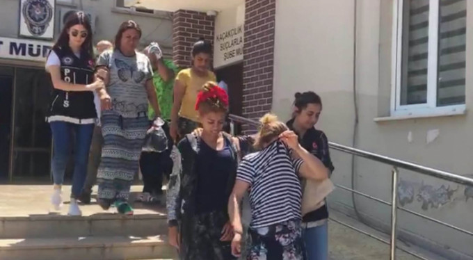 Zehir tacirleri uyuşturucuyu bebek bezinin içine zulaladı