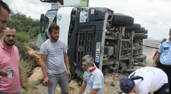 Antalya'da beton mikseri kazası: 1 yaralı