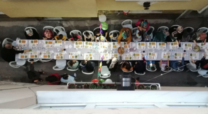 Bursa'da çıkmaz sokakta 50 metrelik iftar sofrası kuruldu