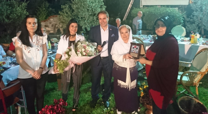 Bedia Akartürk iftarda mini konser verdi