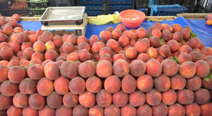 Sezonun ilk şeftalisi fiyatı ile tezgahta el yakıyor