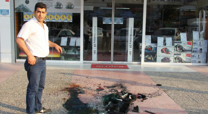 Yetkili servise kızıp mağaza önünde yazıcısını parçaladı