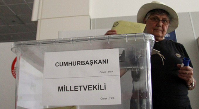 Havalimanlarında oy kullanma işlemi başladı