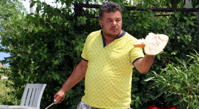 Antalya'da kanlı 'ekmek' eylemi turistlere seyirlik oldu