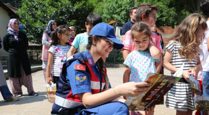 Jandarma karne gününde şehit çocuklarını unutmadı