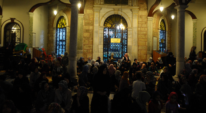 Kadir Gecesi'nde on binler Ulu Cami ve Emirsultan'a akın etti