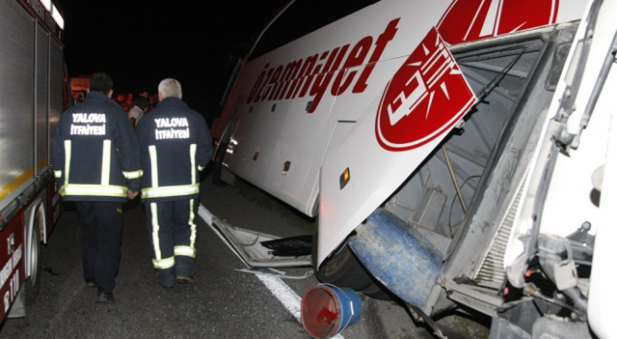 Otobanda arıza yapan yolcu otobüsüne tır arkadan çarptı: 2 ölü