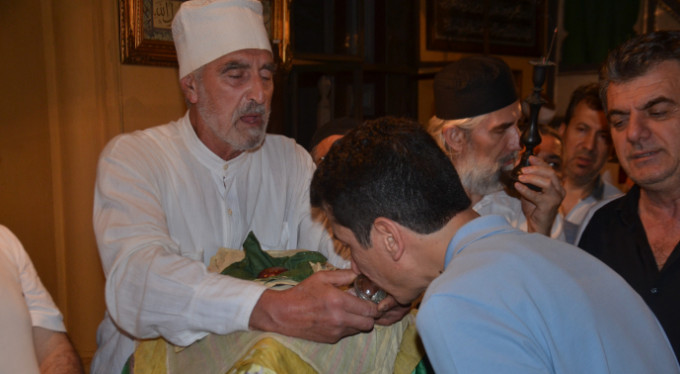 Bursa'da ziyarete açılan Sakal'ı Şerif'e vatandaşlardan yoğun ilgi