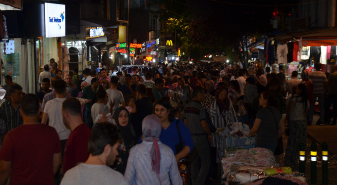 Bursa'da bayram alışverişinde adım atacak yer kalmadı