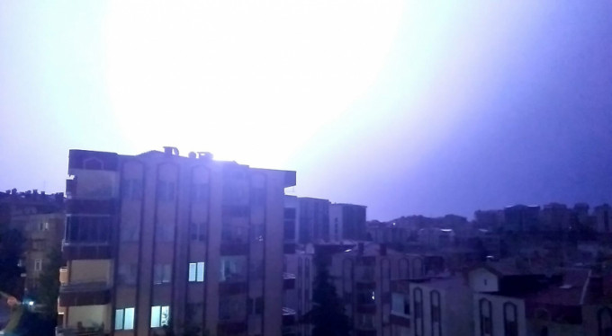 Bursa'da şimşekler geceyi gündüze çevirdi!