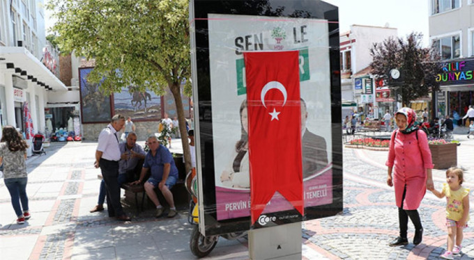 HDP reklamları Türk bayrakları ile kapatıldı