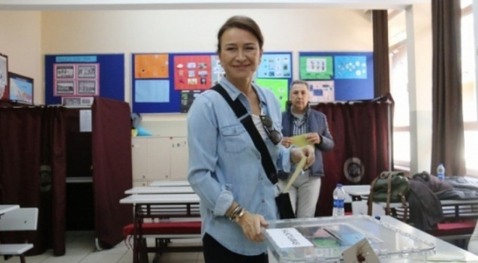 Ünlü oyuncunun oy kullanırken panik anları!