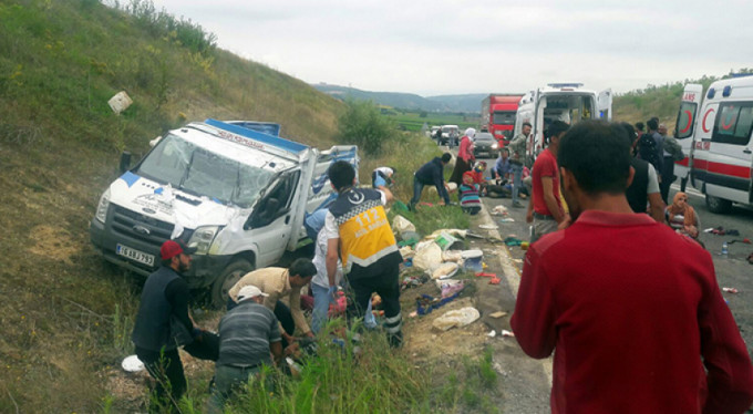 Bursa'da işçileri taşıyan kamyonet kaza yaptı!