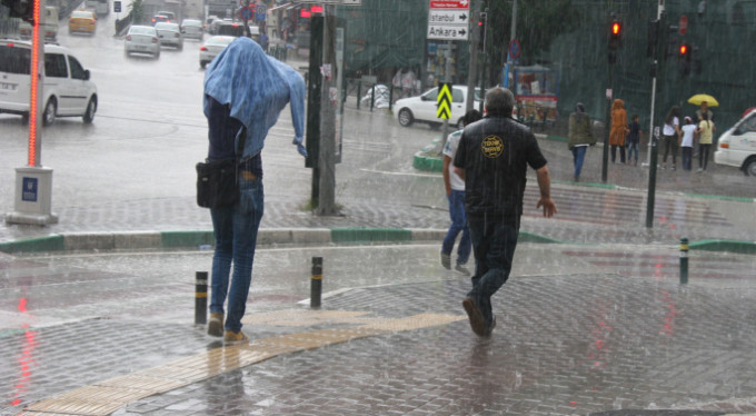 Bursa'da kısa süren yağış hayatı olumsuz etkiledi