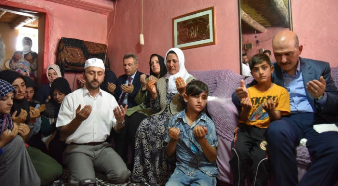 Bakan Soylu'dan, infaz edilen bakkalın ailesine taziye ziyareti