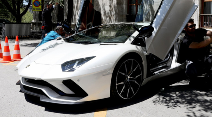 Kenan Sofuoğlu, Meclis'e Lamborghini ile geldi!