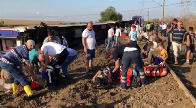 Tekirdağ'da yolcu treni devrildi: Yaralılar var