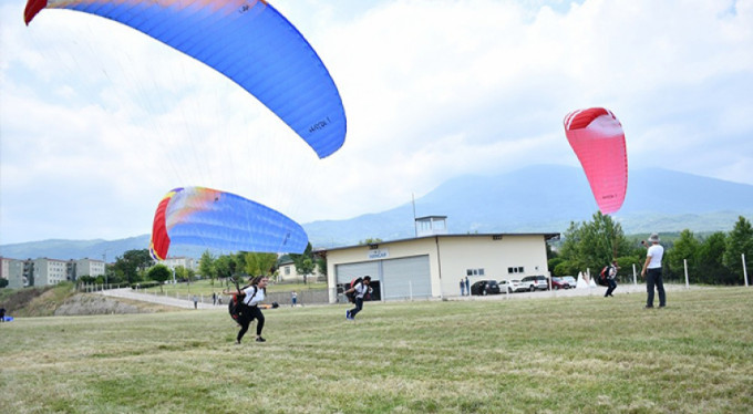 Dostum'un yamaç paraşütü kursu devam ediyor!