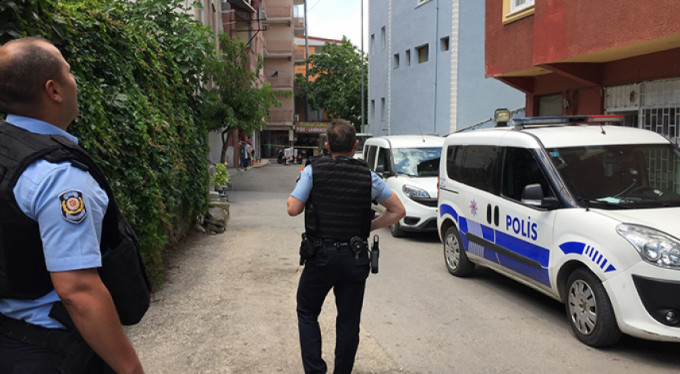 Silahla annesini rehin alıp, polislere ateş açtı