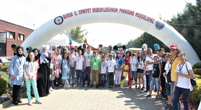 Polisler çocuklara unutamayacakları bir gün yaşattı