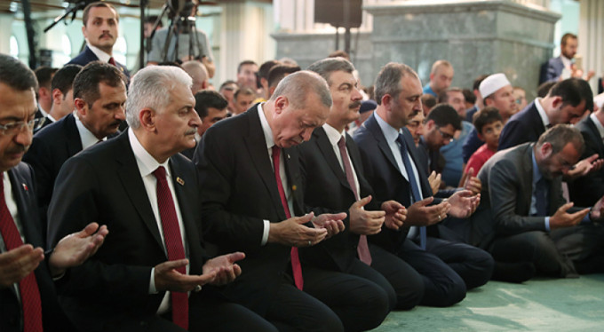 Başkan Erdoğan şehitler için Kur'an-ı Kerim okudu
