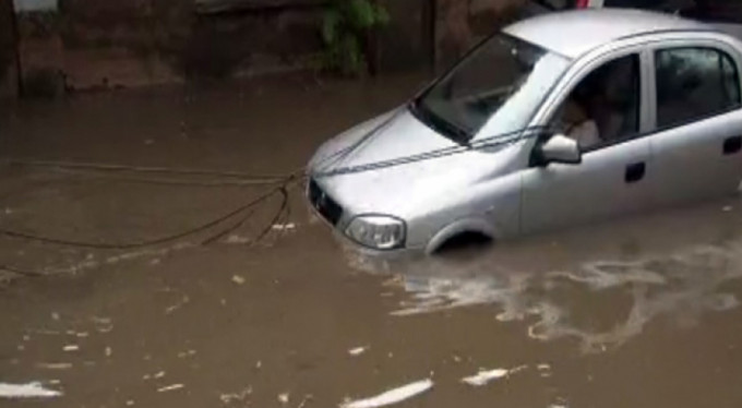 İstanbul Beykoz'da su baskınında sürücüler araçta mahsur kaldı