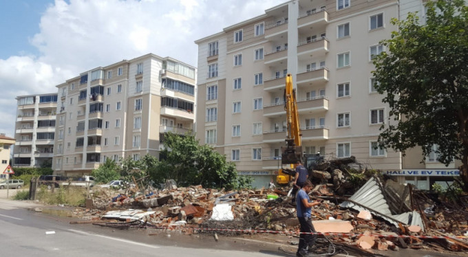 Bursa'da trafik akışını olumsuz etkileyen binalar yıkılıyor