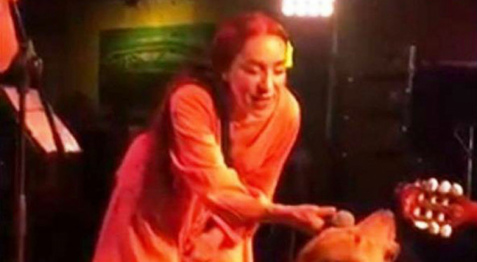 Leman Sam'a sahnede şok!