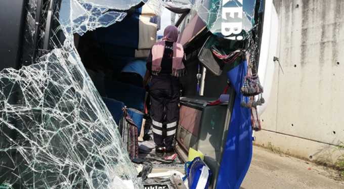 Trabzon'da kamyondan kayan direk halk otobüsünün içine girdi: 2 ölü, 8 yaralı