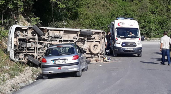 Bartın'da yolcu minibüsü devrildi: 8 yaralı