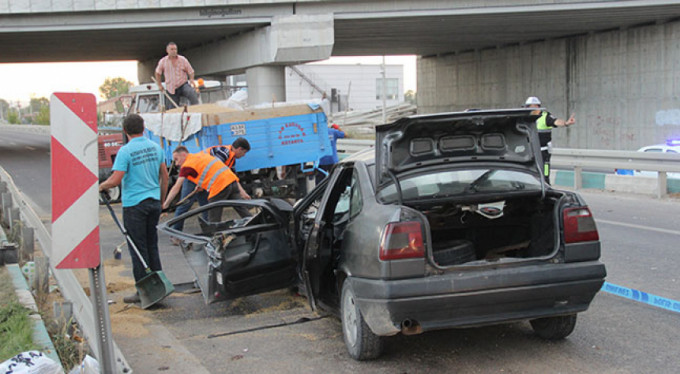 Kütahya'da otomobil ile traktör çarpıştı: 3 yaralı