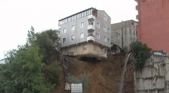 İstanbul'da toprak kayması!