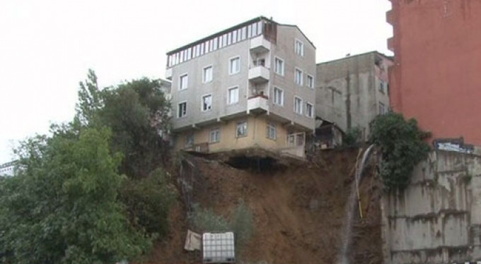 İstanbul'daki bina çöktü!