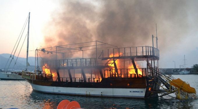 Tur teknesi alev alev yandı!