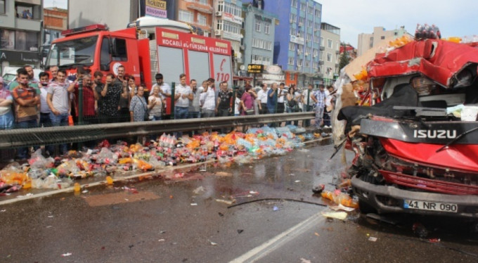 Ölümlü kazayı film izler gibi izlediler!