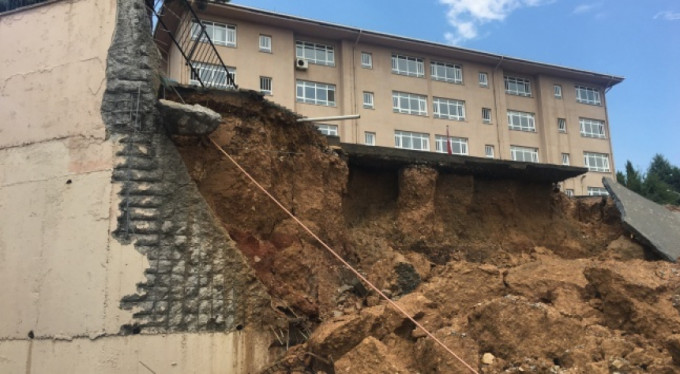 İstanbul'da yoğun yağış nedeniyle okulun duvarı çöktü