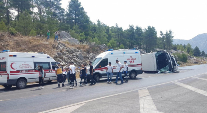 Turistleri taşıyan tur otobüsü kaza yaptı! 2 ölü