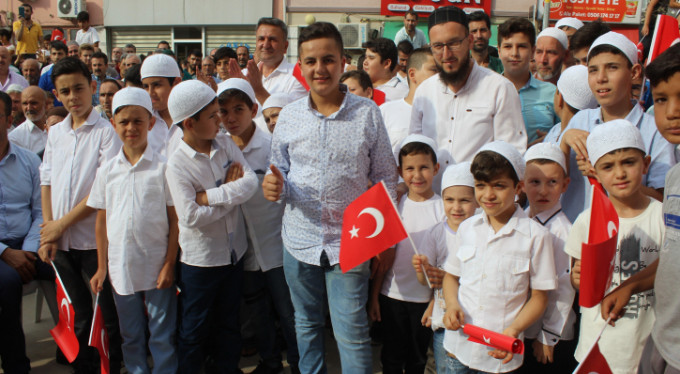 Sabah namazına gelen çocuklara bisiklet hediye ettiler