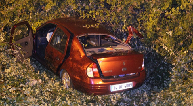 Tıra çarpan otomobil şarampole devrildi: 2 ölü, 3 yaralı