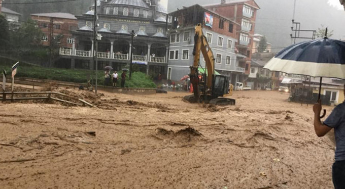 Rize'de şiddetli yağış! İnsanlar mahsur kaldı
