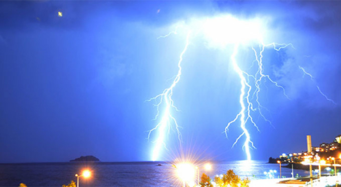 Giresun'da yıldırımlar geceyi aydınlattı