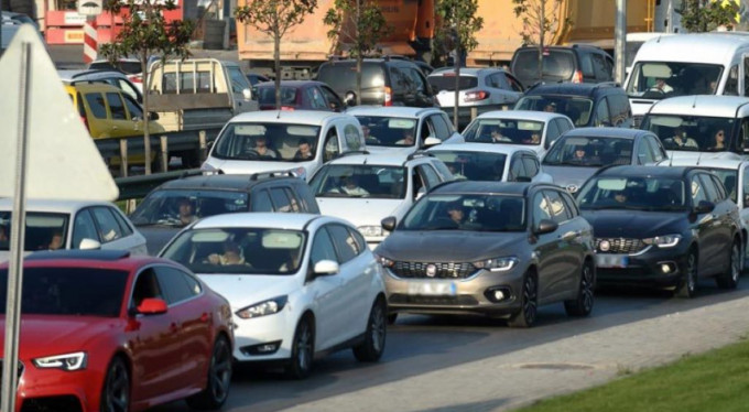 Bursa'nın o tatil beldesinde çıldırtan trafik!