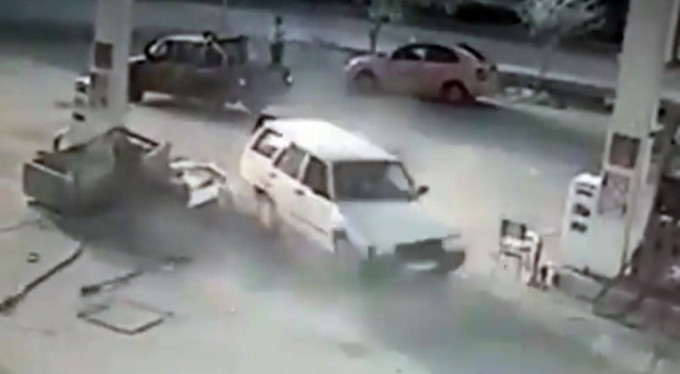 Otomobil benzinliğe böyle daldı!