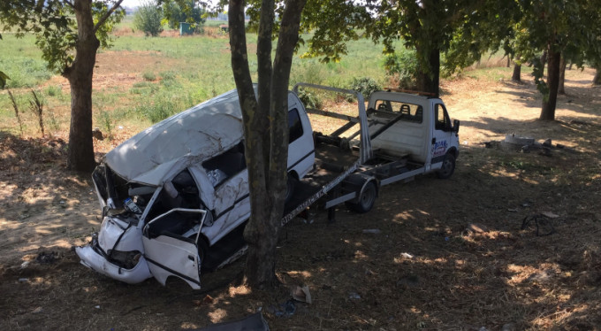 Bursa'da işçileri taşıyan minibüs devrildi!