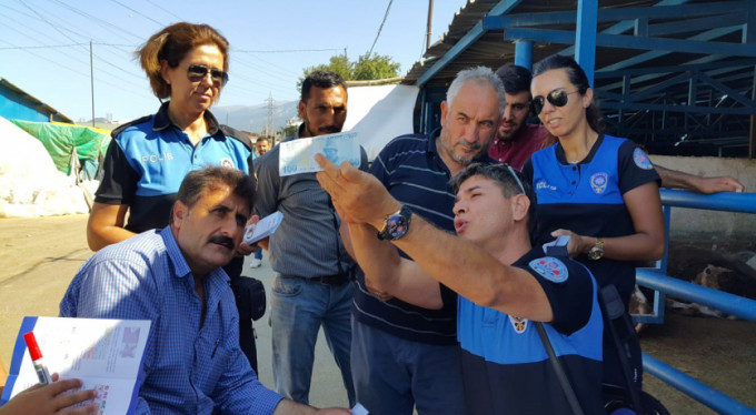 Polislerden hayvan pazarına çıkartma...