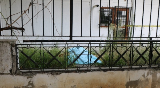 Kadıköy'de bir apartmanın bahçesinde erkek cesedi bulundu