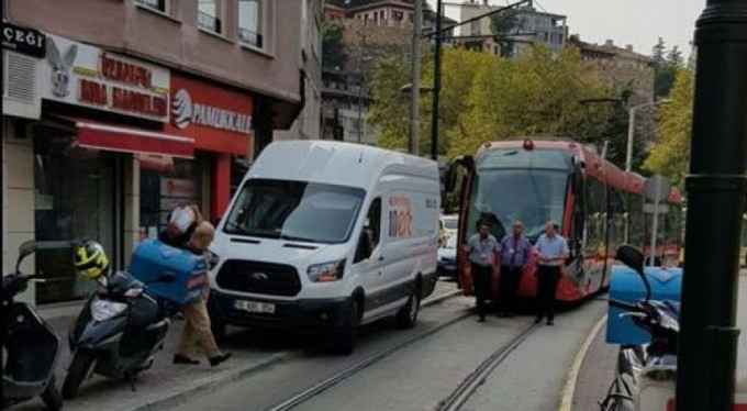 Bursa'da tramvay dakikalarca minibüsü bekledi!